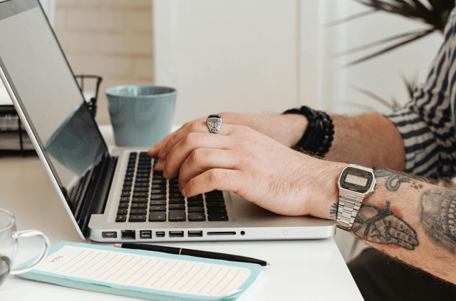 ¿Duele hacerse un tatuaje? guía realista sobre dolor, zonas y sensaciones