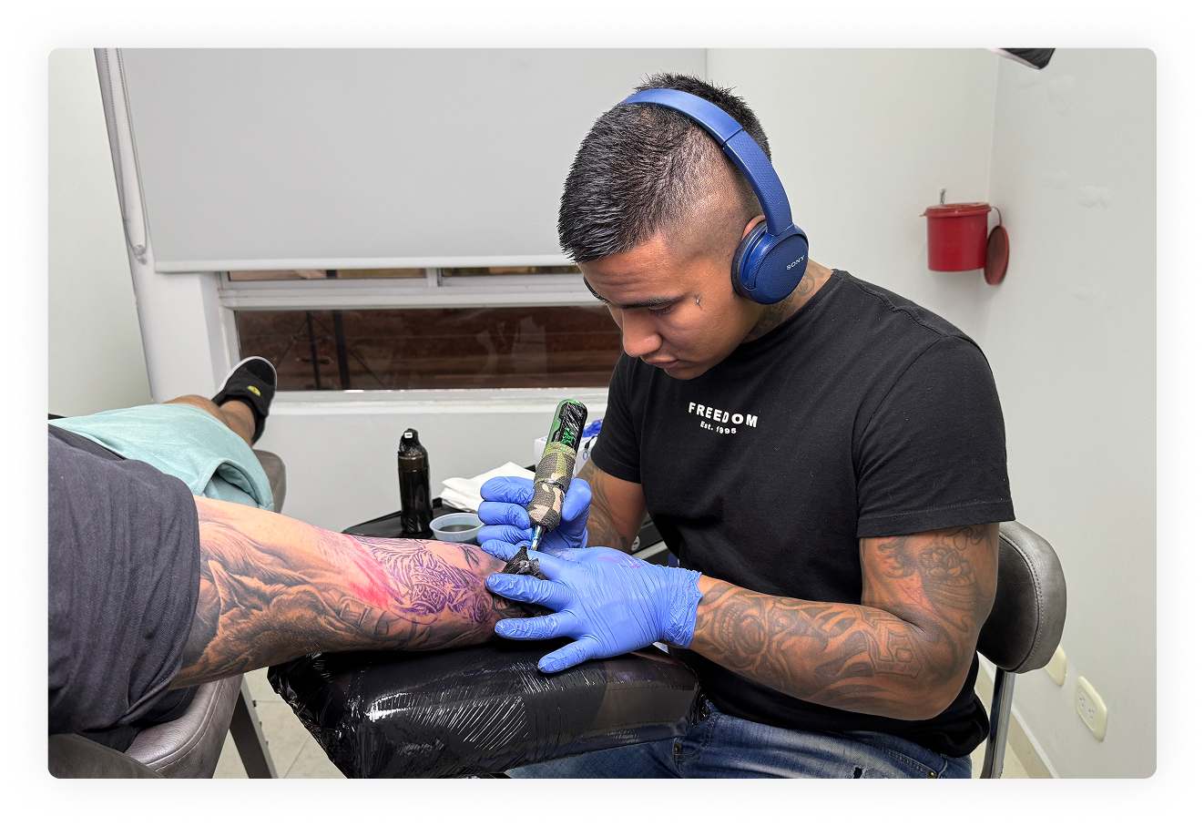 Tatuajes y depilación láser: por qué nunca deben mezclarse en la misma zona