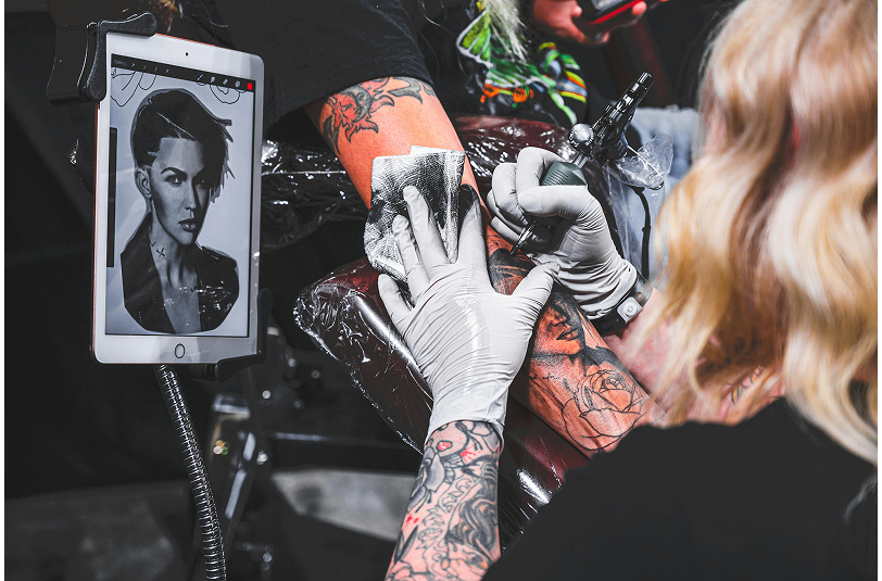 The Effect of Alcohol and Caffeine on Your Blood During a Tattoo Session