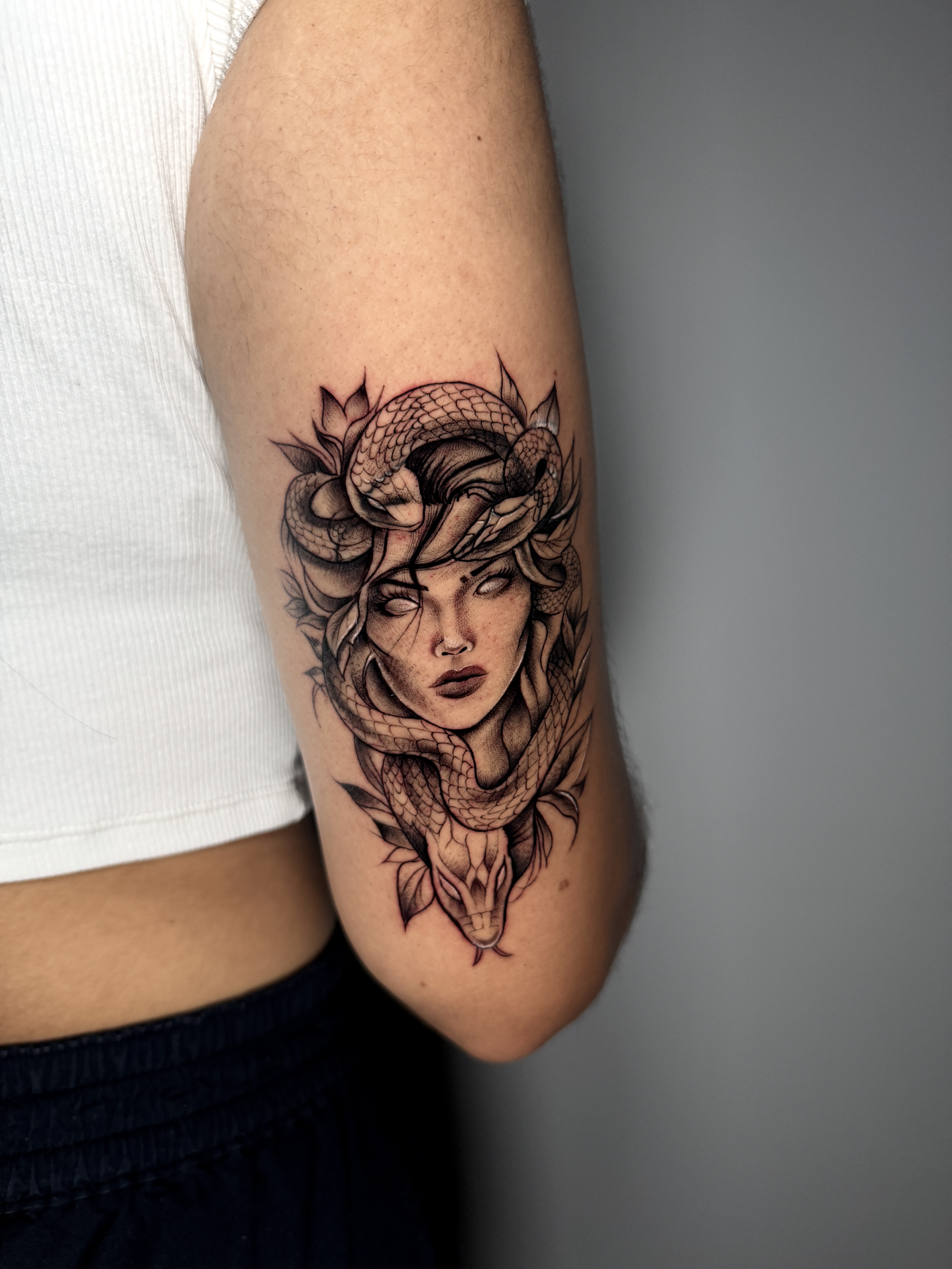 Floral woman tattoo Colombia Legassy